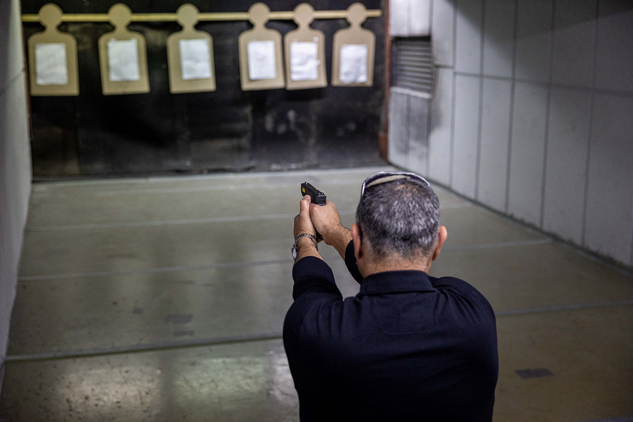 Israelis practice shooting handguns at a Jerusalem shooting range, following a recent wave of attacks. April 3, 2022. (Yonatan Sindel/Flash90)
