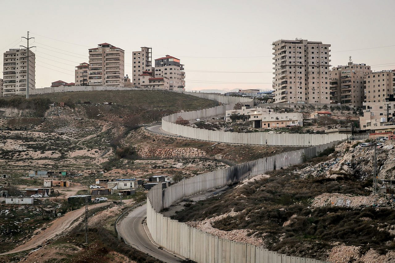 Israel's separation wall runs through Jerusalem, January 12, 2023. (Jamal Awad/Flash90)