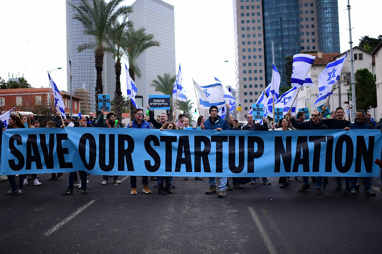 Workers from the high-tech sector protest against the Israeli government's proposed changes to the legal system, in Tel Aviv, January 31, 2023. (Tomer Neuberg/Flash90)