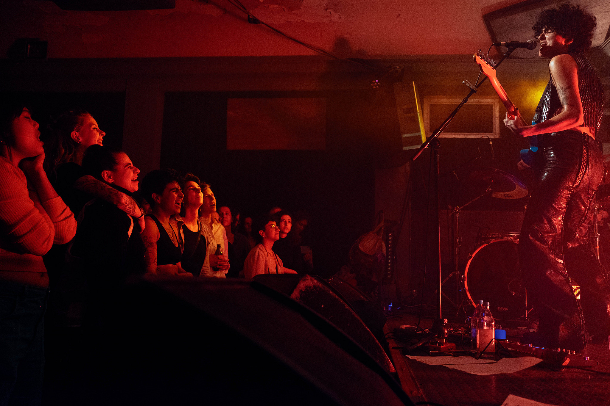 Rasha Nahas performing in a show for her new album 'Amrat' at Kantine am Berghain, Berlin, January 2023. (Laura Müller)
