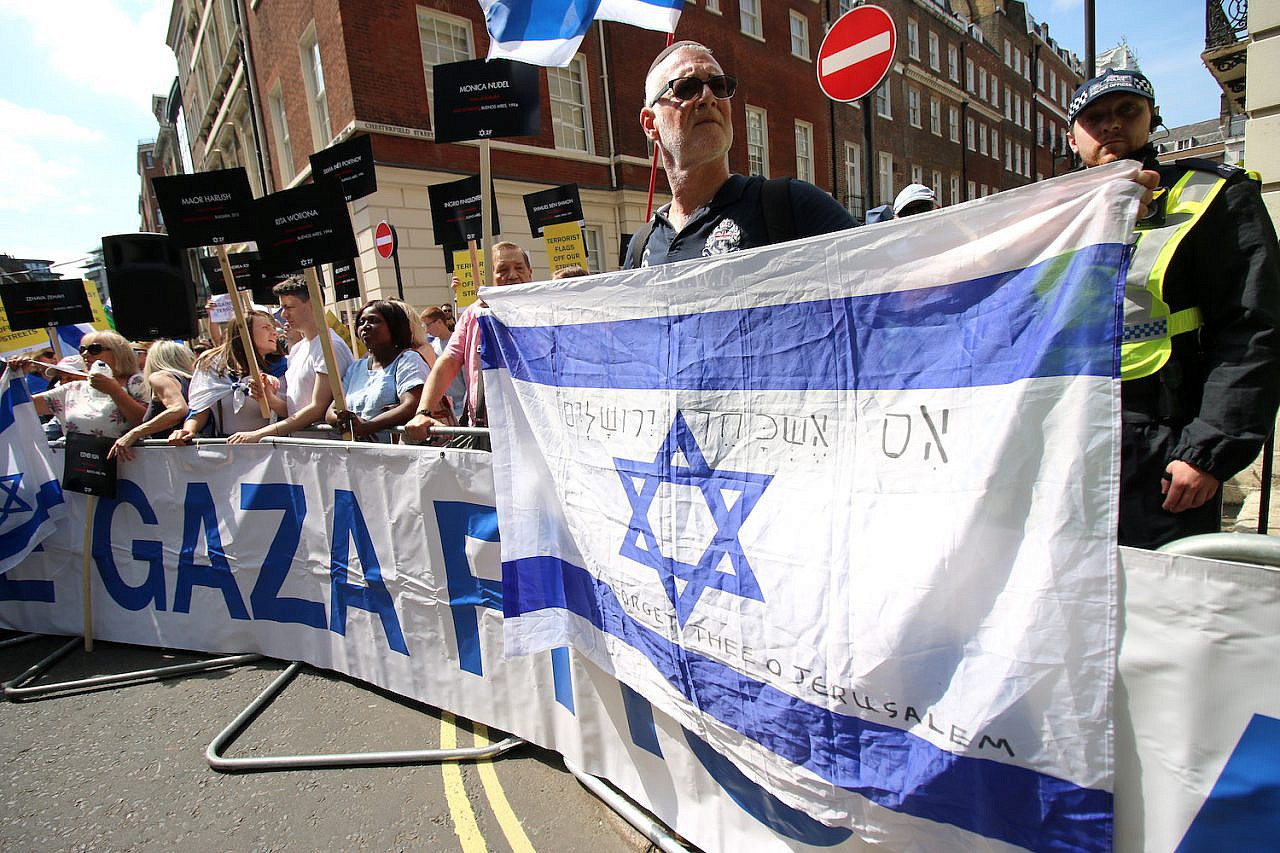 Pro-Israel activists stage a counter-demonstration in London on Quds Day, an annual event that was initiated in Iran in 1979 to express support for the Palestinian people and in opposition to Zionism, June 10, 2018. (Ahmad Al-Bazz/Activestills.org)