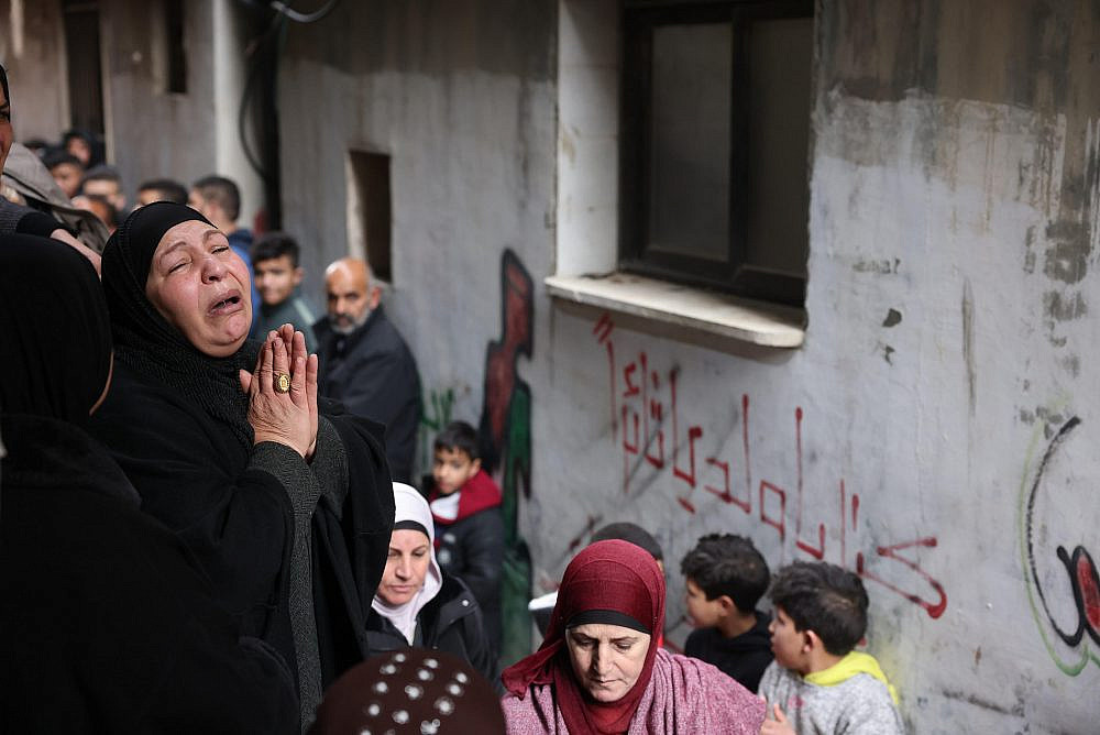 Palestinians mourn during the funeral of Samir Aslan, 41, at Qalandiya refugee camp north of Jerusalem, January 12, 2023 (Oren Ziv)