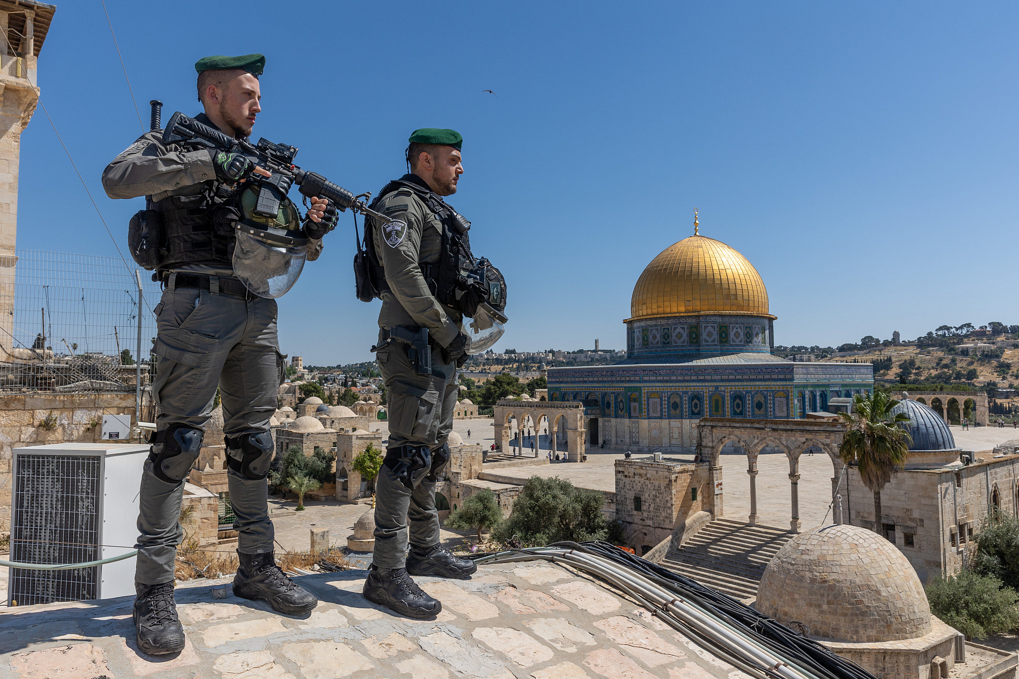 Israeli border police officers stand guard near the Al-Aqsa Mosque compound in Jerusalem Old City, May 25, 2022. (Yossi Aloni/Flash90)