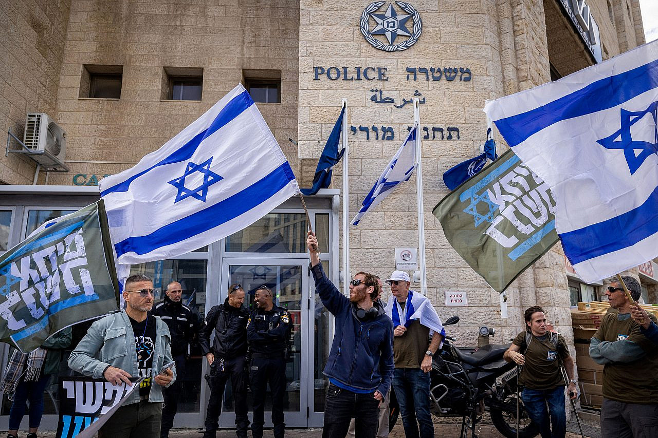 Israeli reserve soldiers and veterans protest against the Israeli government's planned judicial overhaul outside a police station in Jerusalem, March 9, 2023. (Yonatan Sindel/Flash90)