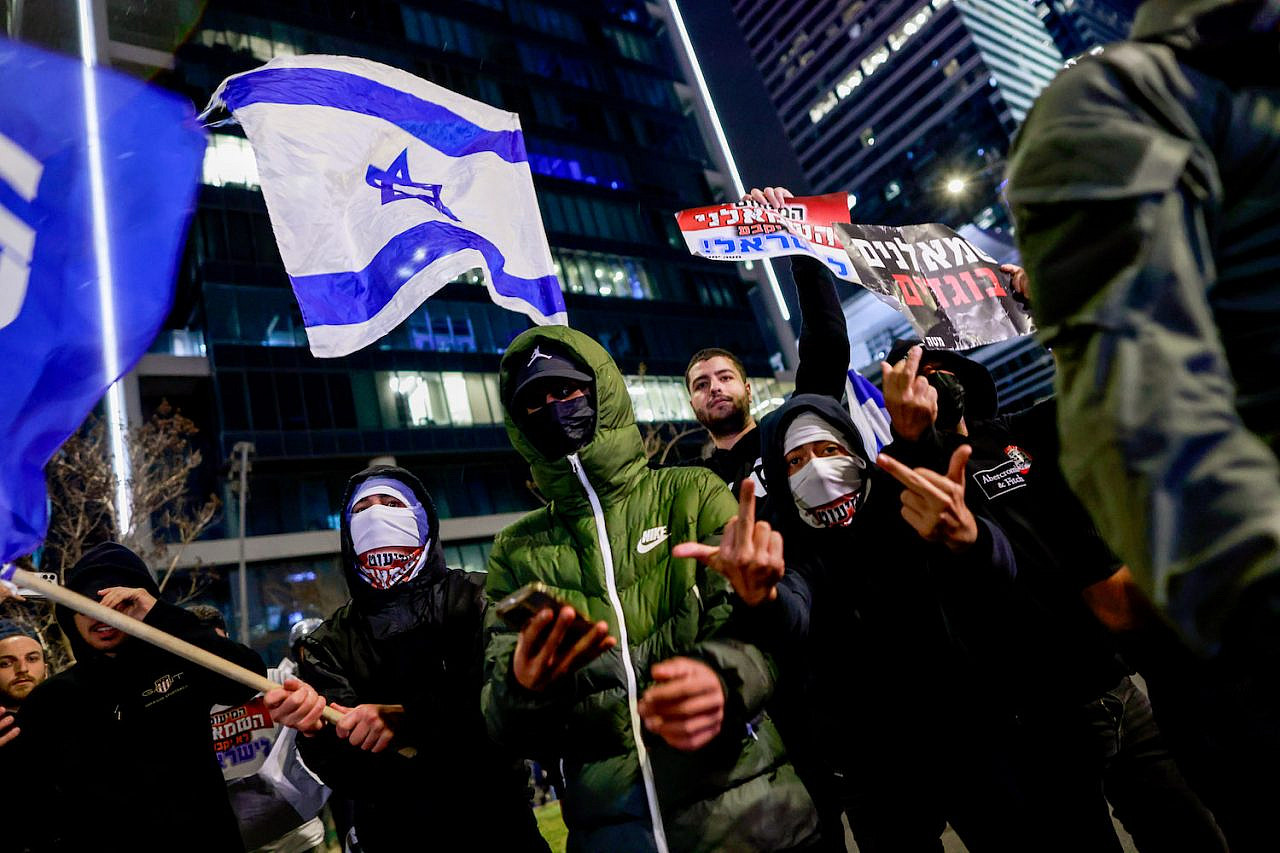 Netanyahu supporters hold a counter-protest to the mass demonstrations against the far-right government and its judicial overhaul, Tel Aviv, March 18, 2023. (Erik Marmor/Flash90)