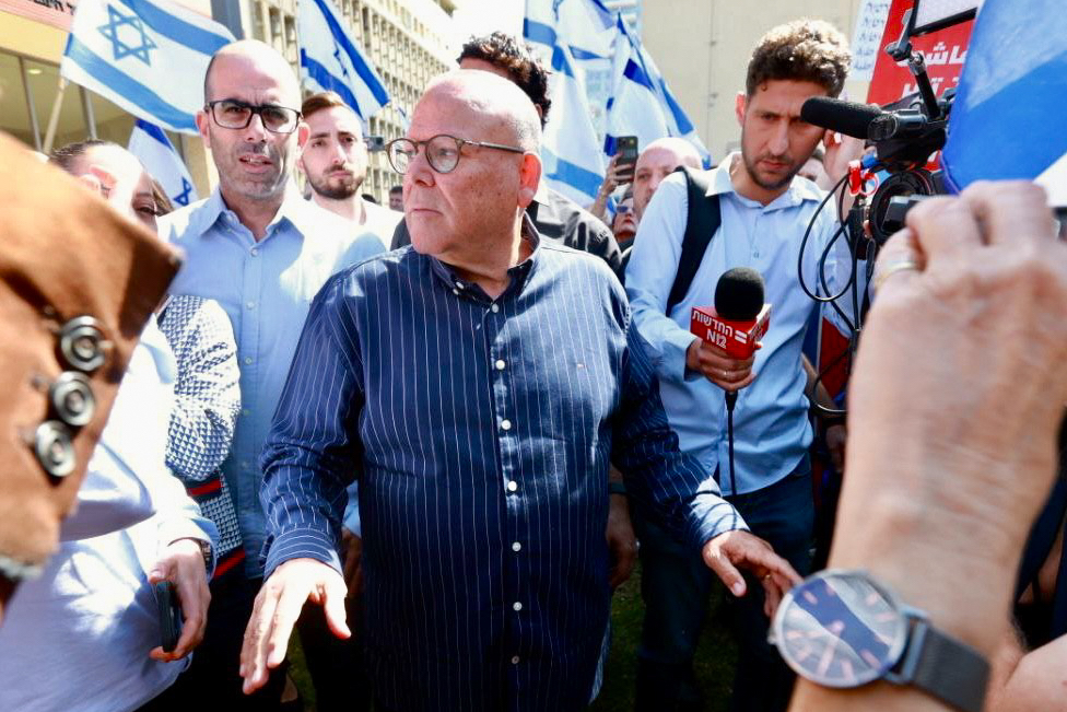 Arnon Ben Dor, chairman of the Histadrut, calls for a nationwide general strike in protest against the judicial overhaul, March 27, 2023. (Avshalom Sassoni/Flash90)