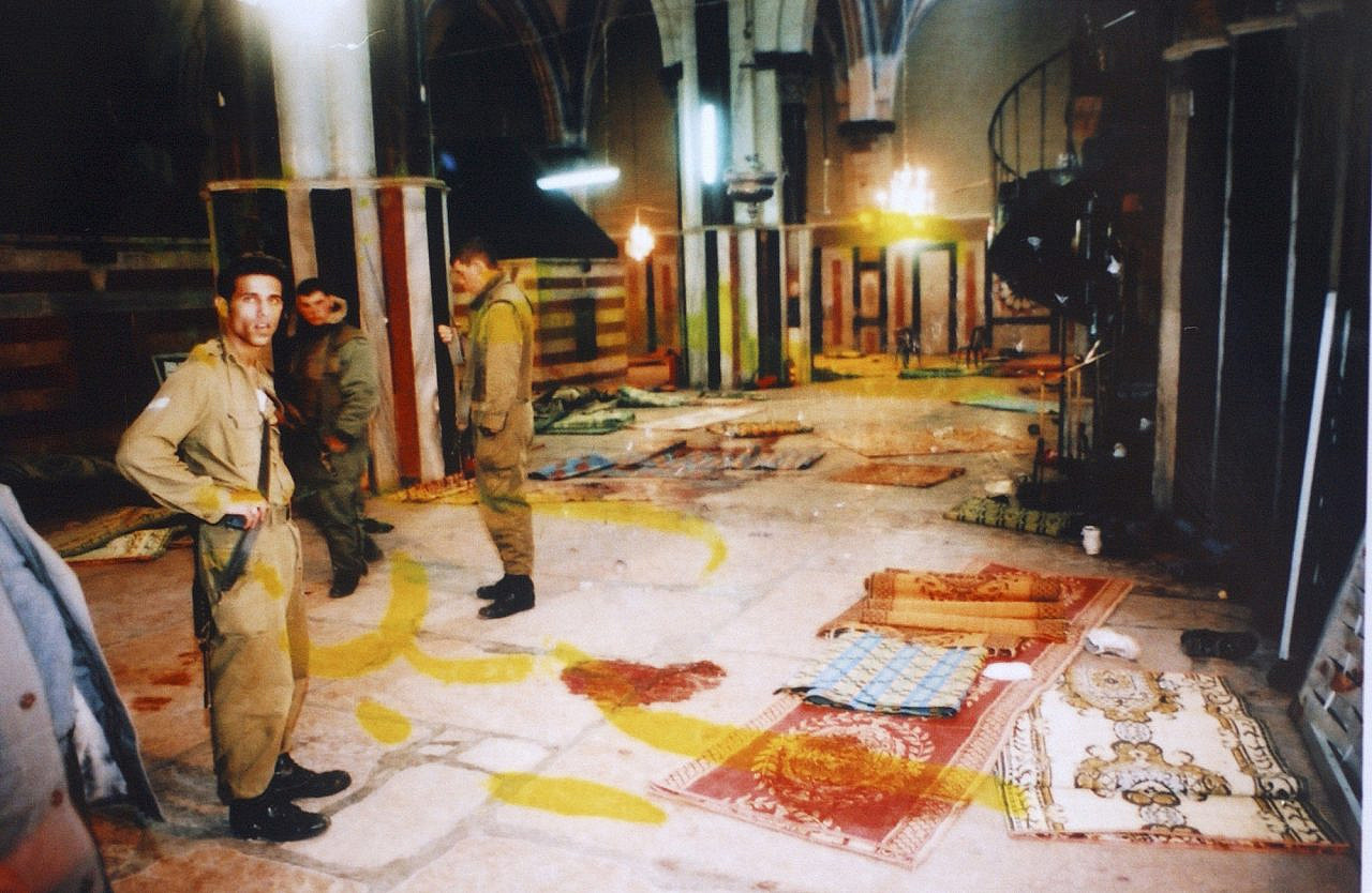 Israeli soldiers stand inside the Ibrahimi Mosque in Hebron after Baruch Goldstein massacred 29 Palestinian worshippers and wounded another 150 in a shooting attack, February 25, 1994. (Flash90)