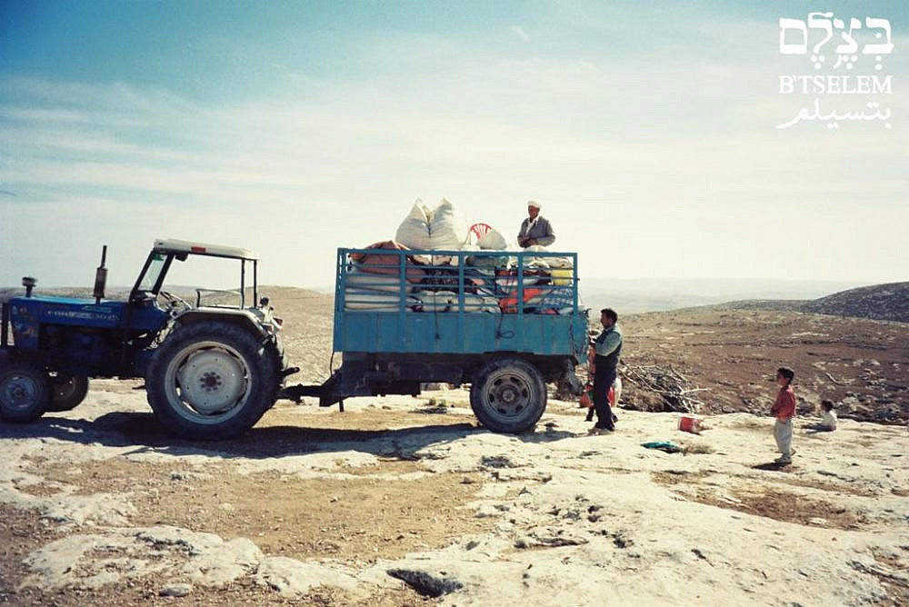 Residents of Masafer Yatta load their belongings onto trucks during the expulsion of 1999. (Nasrin Elian/B'Tselem)