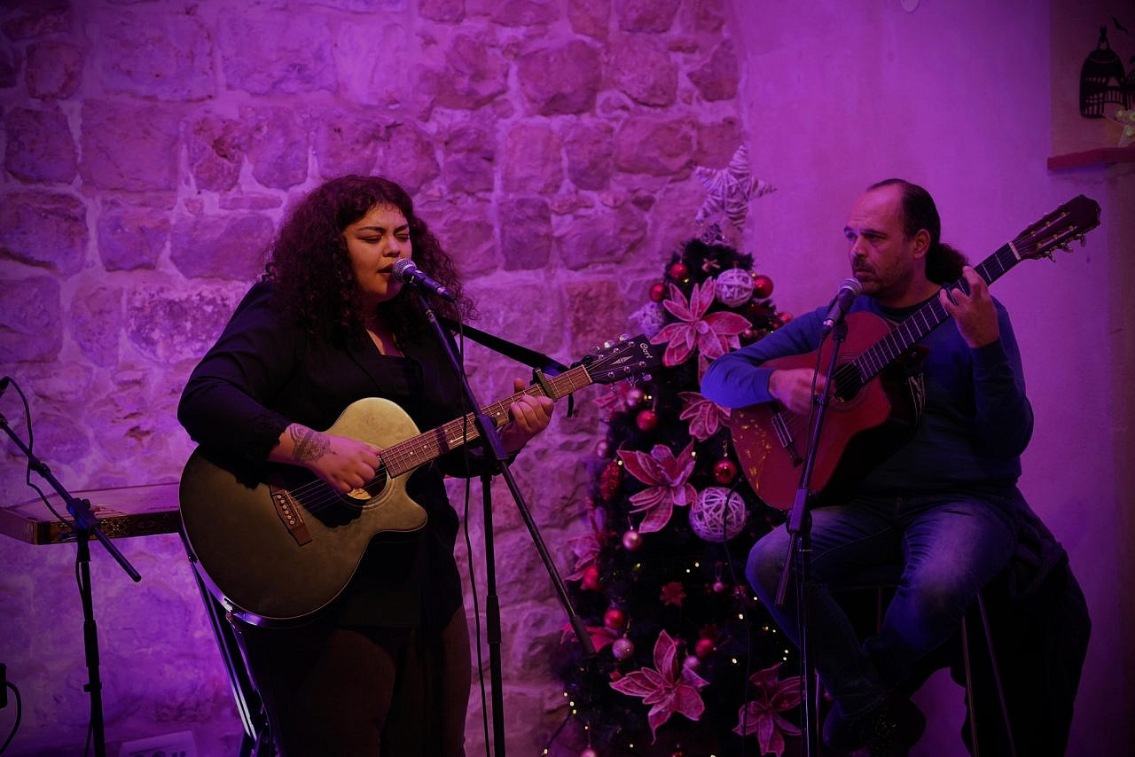 Yusor Hamed performing at Al-Ma'mal, Jerusalem, December 23, 2022. (Ahmad Abu Sbieh)
