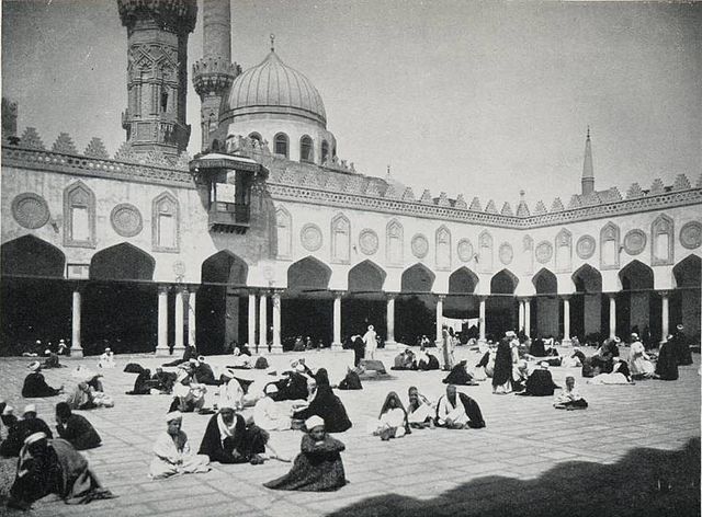 A crowd of people sit in small groups in the plaza of Al-Azhar University, Cairo, 1906. (CC BY-SA 2.5/David Gardener)
