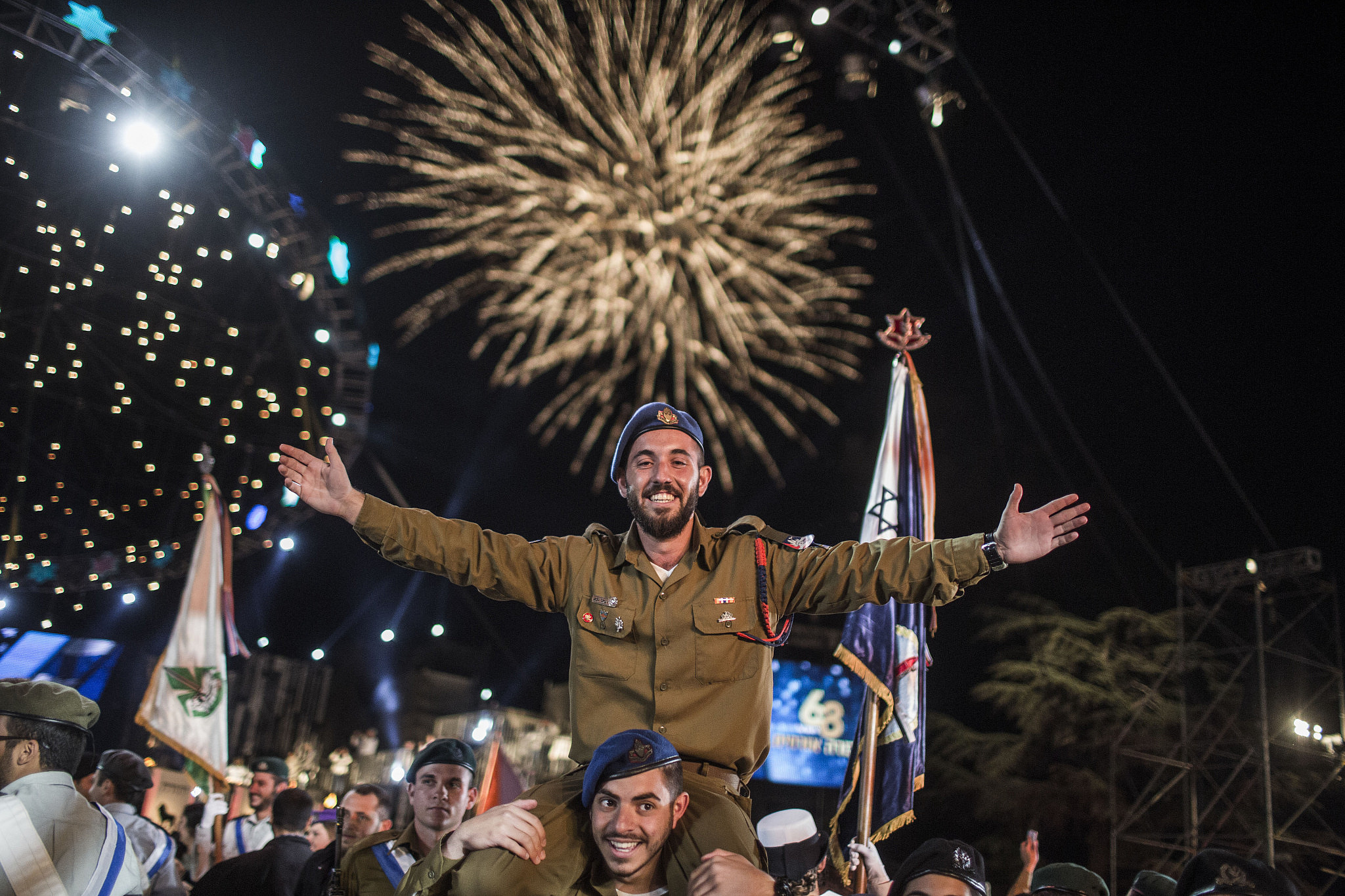 Israeli soldiers celebrate during the official state ceremony of Israel's 68th Independence Day at Mount Herzl, Jerusalem, on May 11, 2016. (Hadas Parush/Flash90)