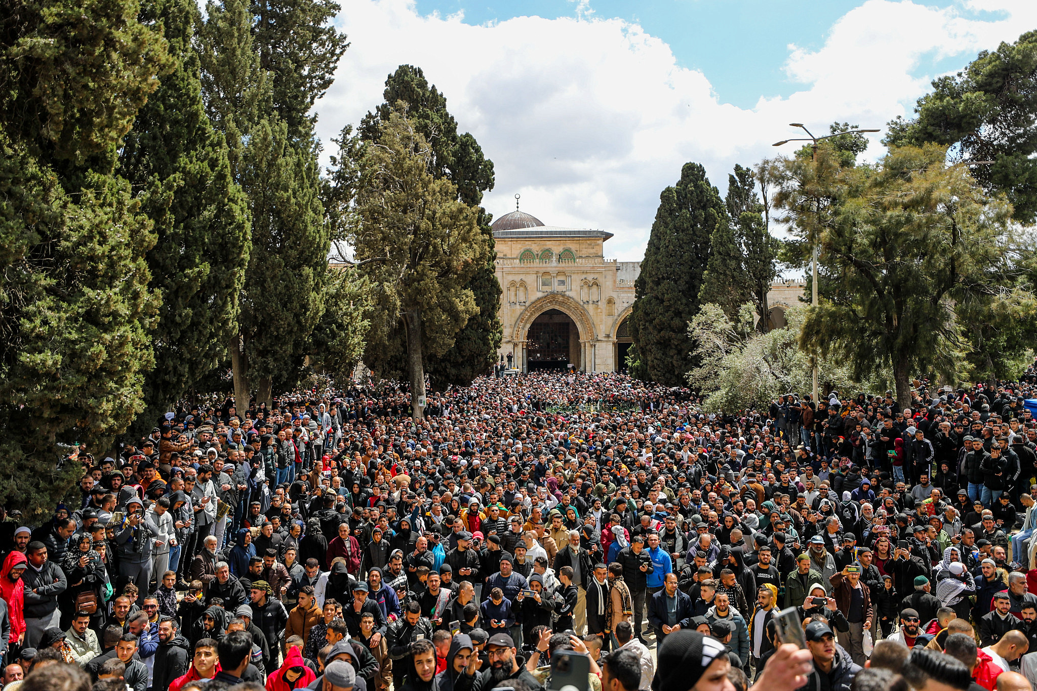 Thousands of Muslim worshipers attend the second Friday prayers of the holy month of Ramadan at Al-Aqsa Mosque Compound in Jerusalem's Old City, March 31, 2023. (Jamal Awad/Flash90(
