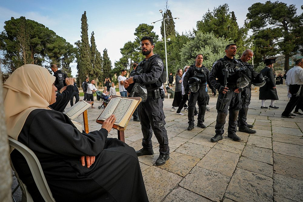 Israeli border police officers stand guard while Jewish Israelis visit the Temple Mount/Haram al-Sharif in Jerusalem's Old City, during the Passover holiday the holy month of Ramadan, April 9, 2023. (Jamal Awad/Flash90)