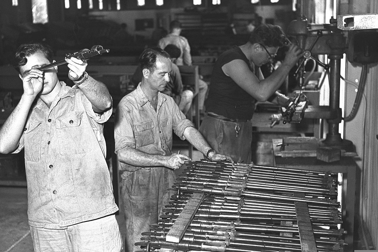 Workers at an IMI factory manufacturing gun barrels in 1955. (GPO)