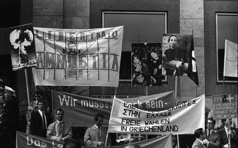 Protest against the junta by Greek political exiles in Germany, April 30, 1967. (Bundesarchiv, Bild 183-F0503-0204-005/CC-BY-SA 3.0)