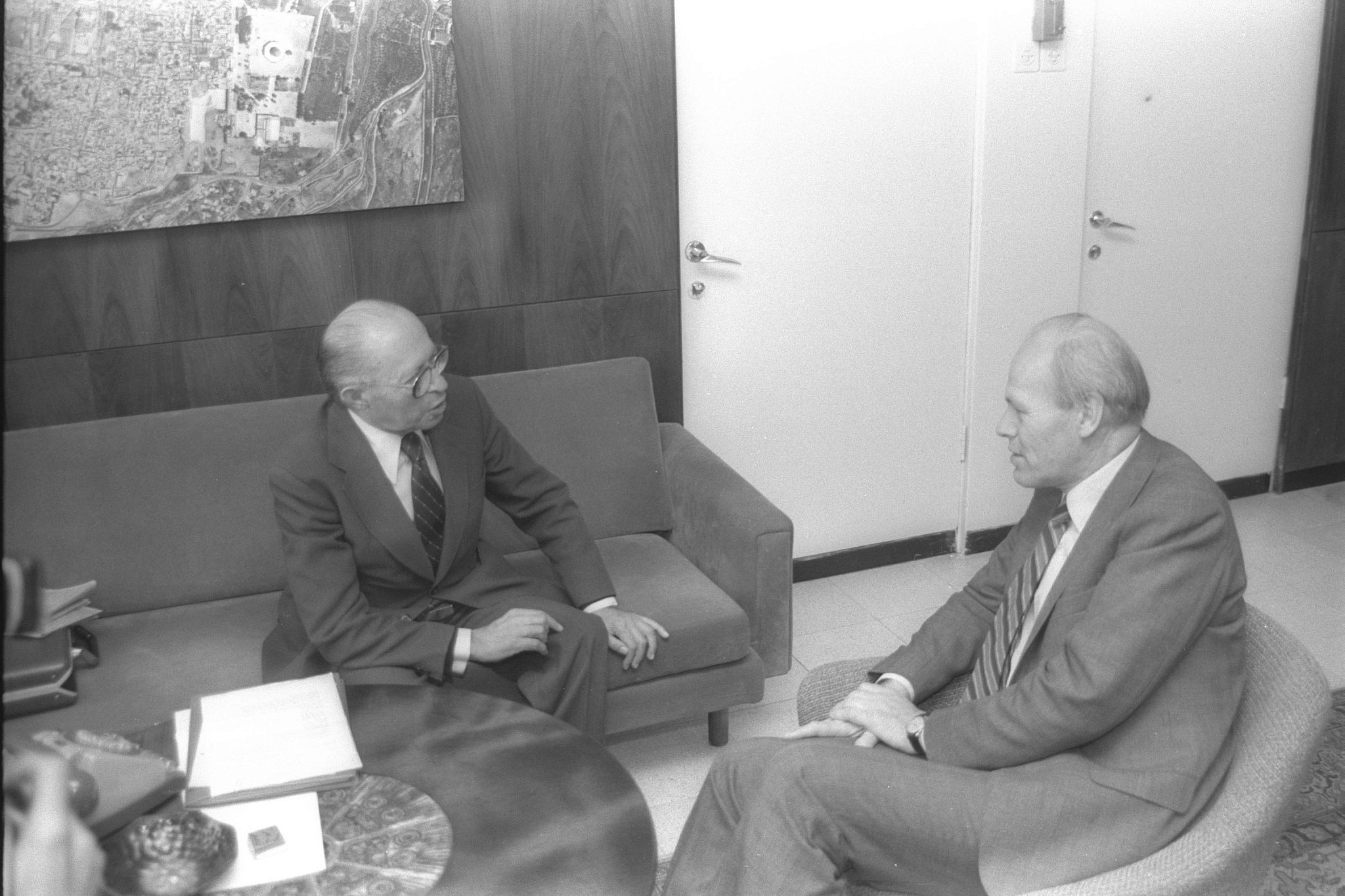 Israeli Prime Minister Menachem Begin (l) meeting Norwegian Foreign Minister Sven Stray (r) at the PM's Office in Jerusalem, March 3, 1983. (Gil Goldstein/GPO)