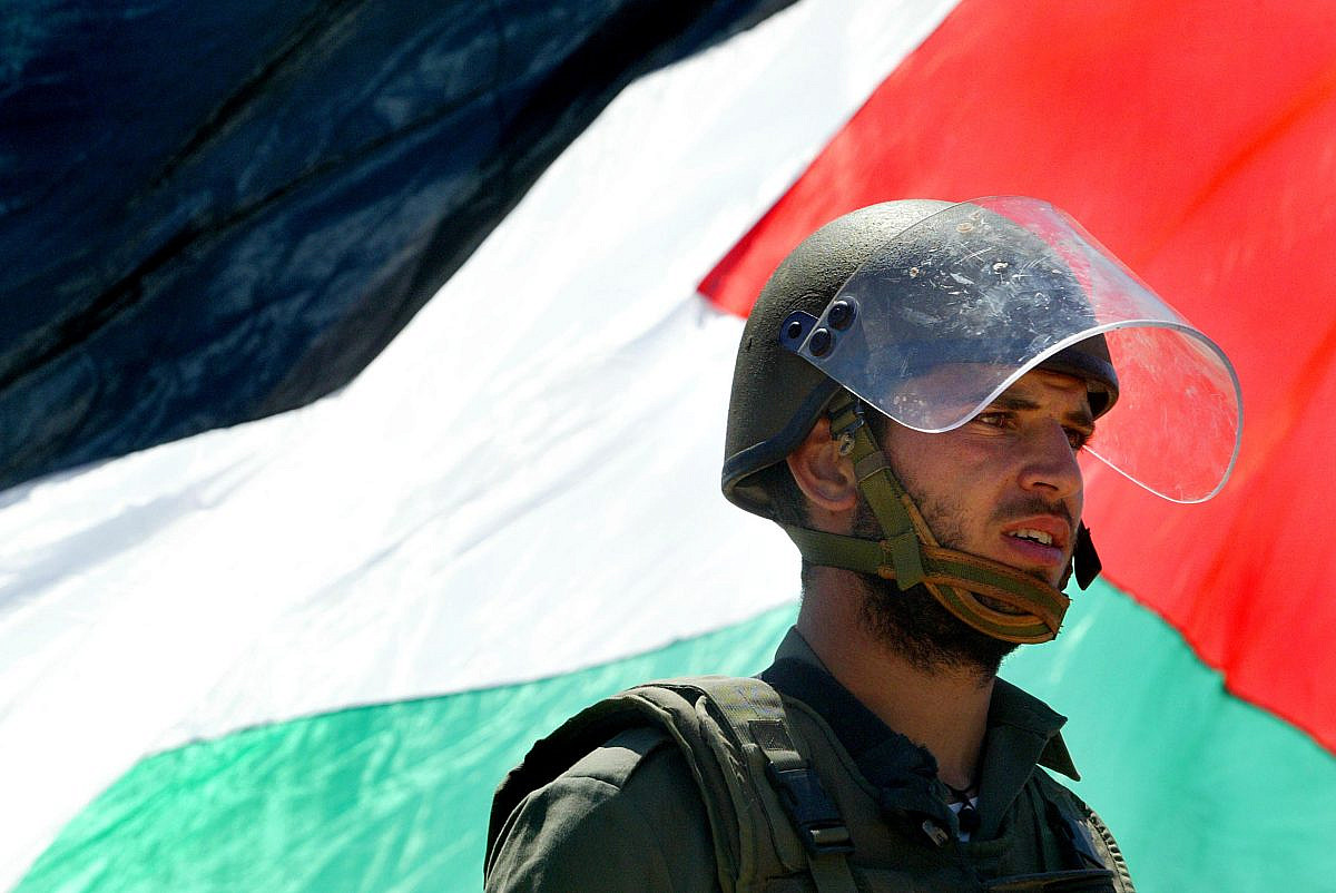 An Israeli Police Border officer guards during a demonstration against the construction of Israel´s separation barrier in the West Bank village of Bil´in near Ramallah, June 9, 2006. (Olivier Fitoussi/Flash90)