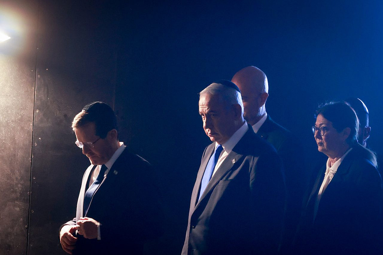 Israeli Prime Minister Benjamin Netanyahu and President Isaac Herzog attend a ceremony in the Hall of Remembrance at Yad Vashem Holocaust museum on Holocaust Remembrance Day, April 18, 2023. (Erik Marmor/Flash90)