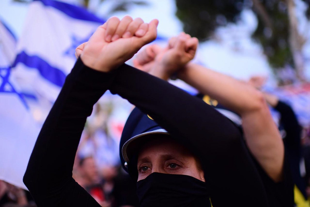 Israeli anti-government demonstrators protest outside the Jewish Federation Conference, Tel Aviv, April 23, 2023. (Tomer Neuberg/Flash90)