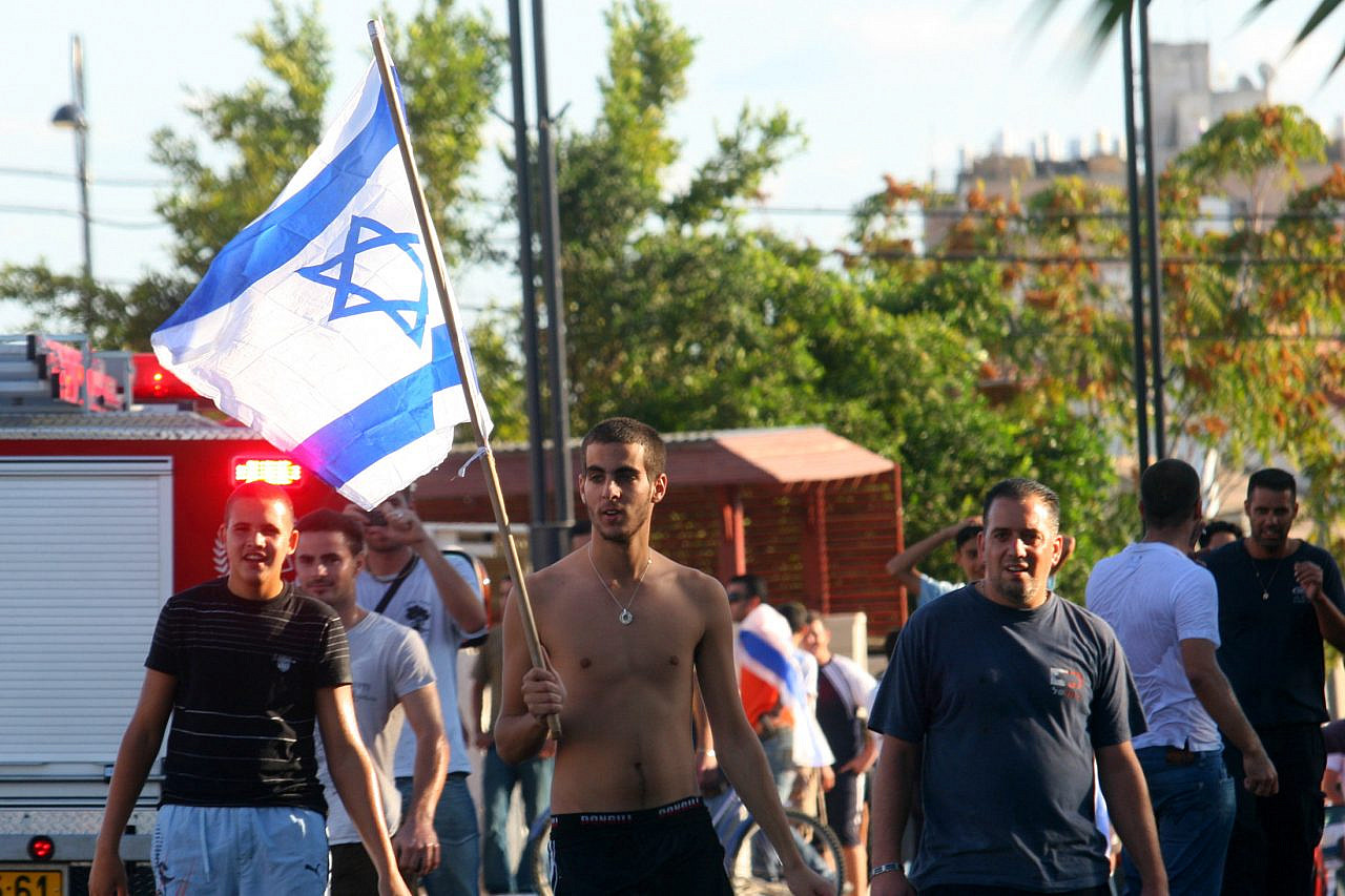 Israeli Jewish demonstrators clash with police on the second day of riots in Akka, 10 October 2008. (Herzl Shapira/FLASH90)