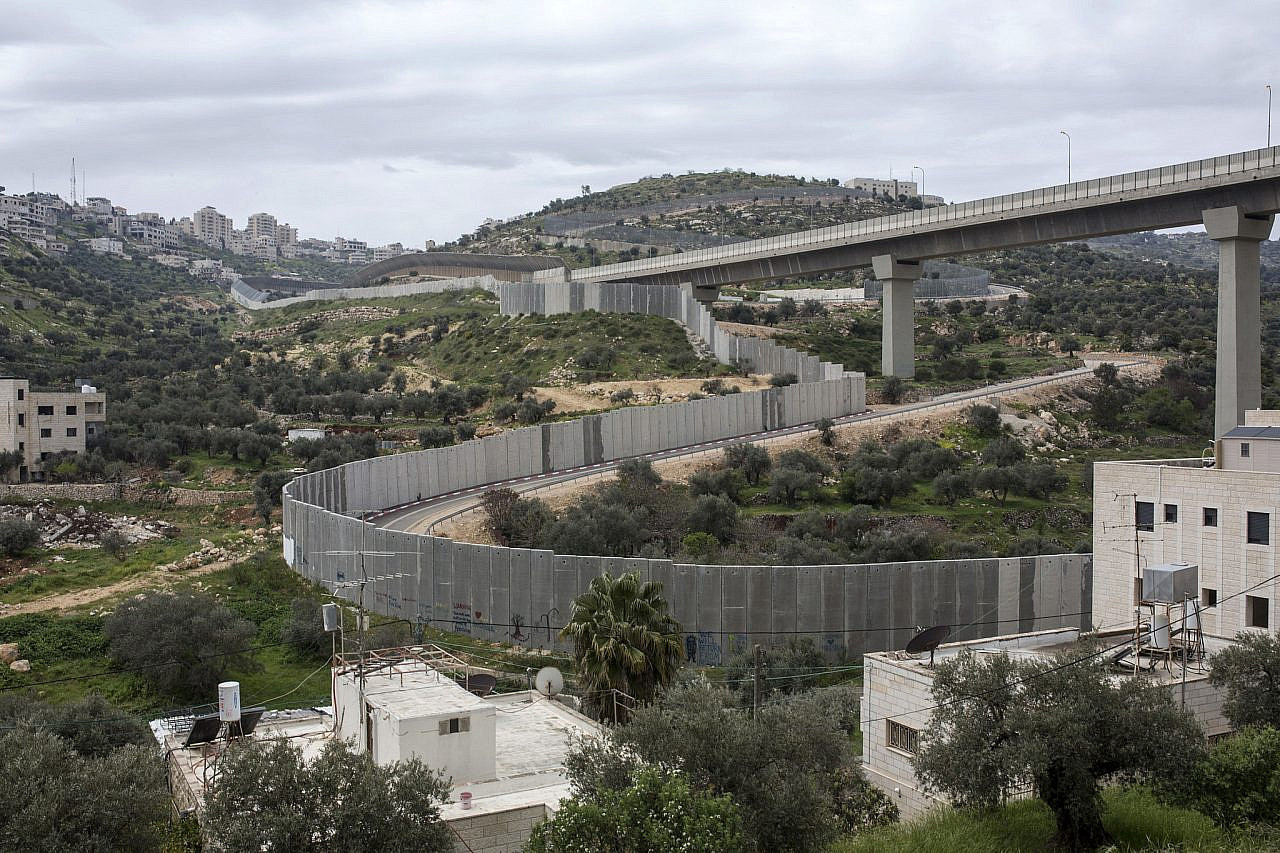 A section of the Israeli separation wall that annexes land of the Bethlehem and Jerusalem districts, Beit Jala, occupied West Bank, April 6, 2019. (Anne Paq/Activestills)