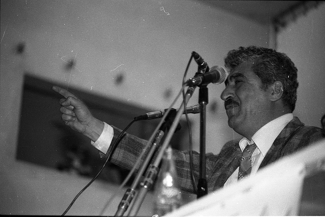 Tawfiq Ziad speaks during a meeting of the Communist Party in Nazareth, 1979. (Dan Hadani Collection/The Pritzker Family National Photography Collection/ The National Library of Israel/CC BY 4.0)