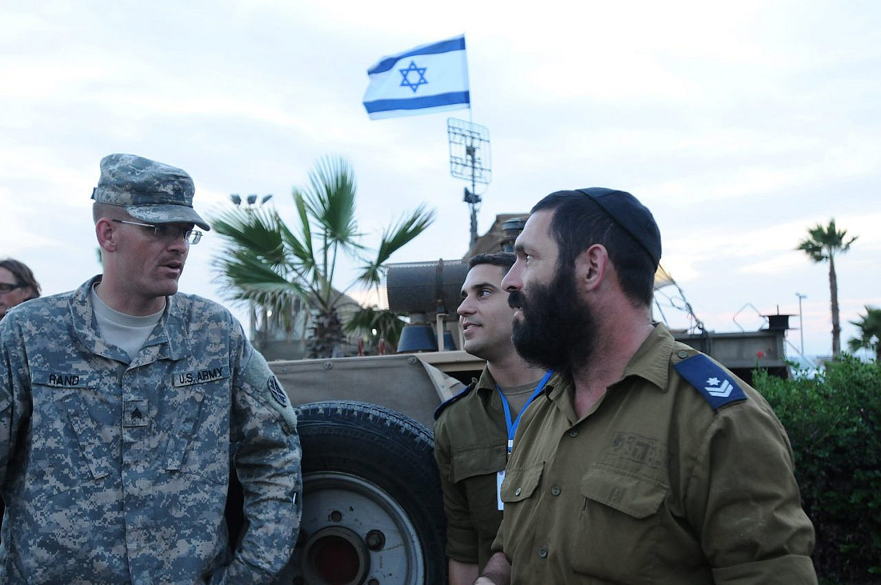 A U.S. soldier speaks to Israeli soldiers during a joint exercise in north Tel Aviv, October 24, 2012. (Yossi Zeliger/Flash90)