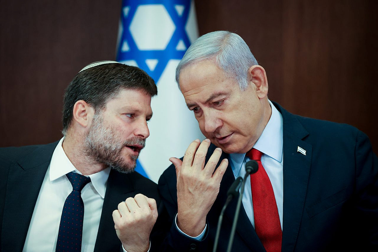 Prime Minister Benjamin Netanyahu speaks with Finance Minister Bezalel Smotrich during a cabinet meeting in the Prime Minister's Office, Jerusalem, June 18, 2023. (Amit Shabi/POOL)