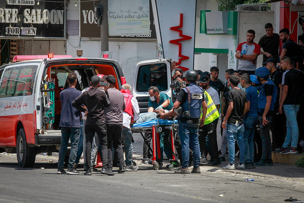 Palestinian medical teams evacuate the wounded during a major Israeli military offensive inside the Jenin refugee camp, July 4, 2023. (Nasser Ishtayeh/Flash90)
