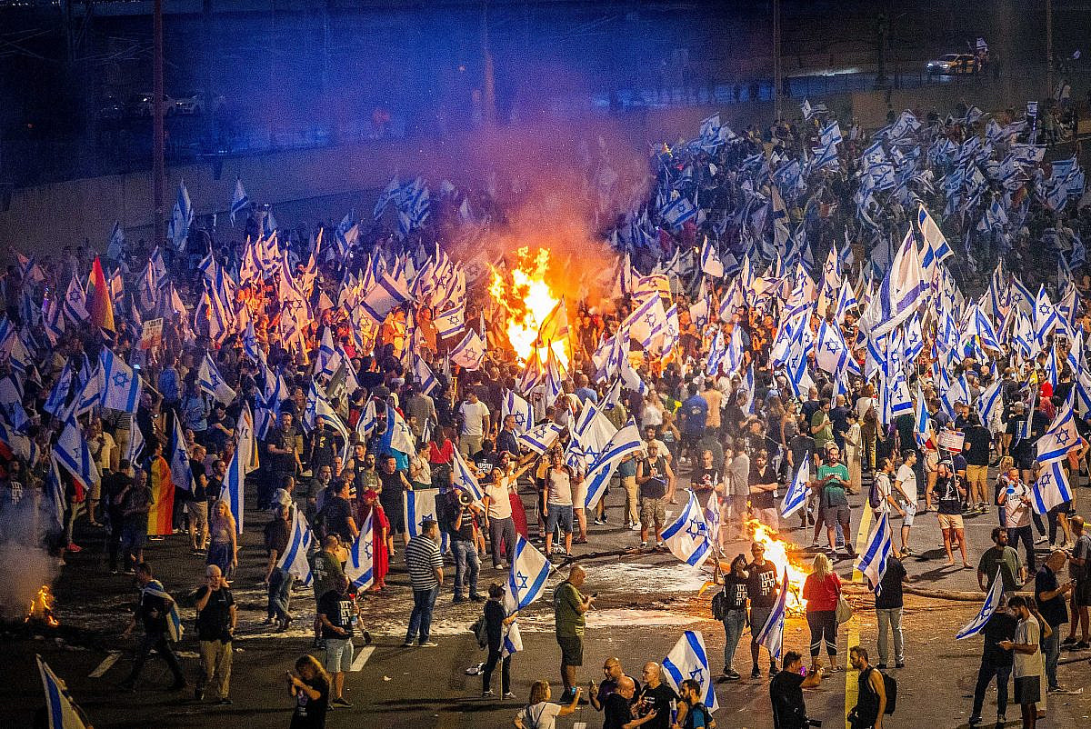Israelis block the Ayalon Highway during a protest against the Israeli government's planned judicial overhaul and in response to the removal of Tel Aviv District Commander Amichai Eshed in Tel Aviv, July 5, 2023. (Yossi Aloni/Flash90)