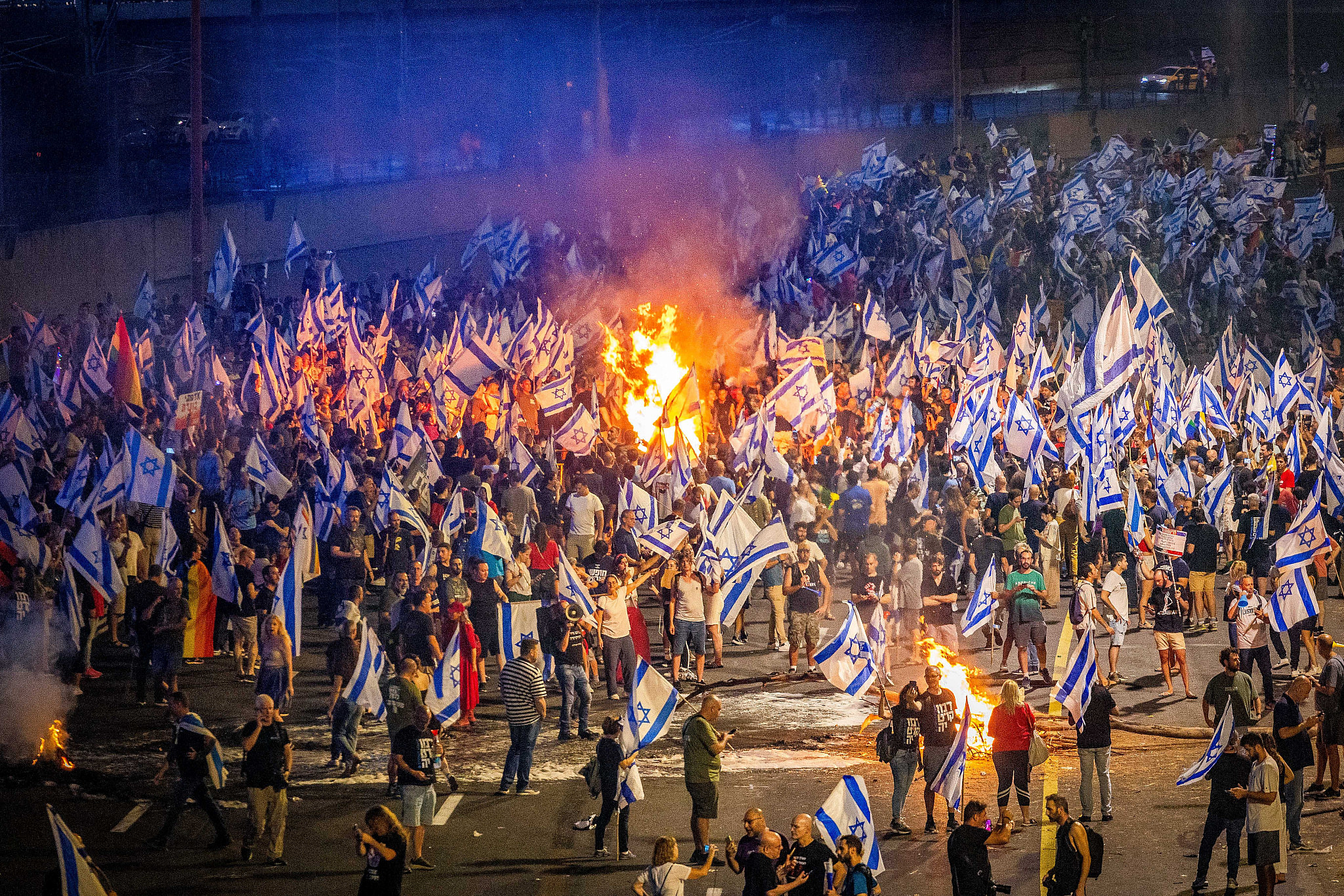 Israelis block the Ayalon Highway during a protest against the Israeli government's planned judicial overhaul and in response to the removal of Tel Aviv District Commander Amichai Eshed in Tel Aviv, July 5, 2023. (Yossi Aloni/Flash90)