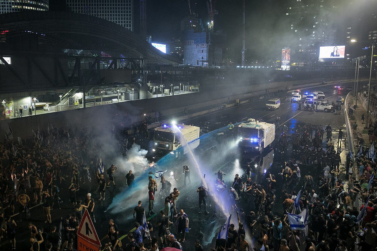 Police disperse protesters using water canons during a demonstration against the government's judicial overhaul, Ayalon Highway, Tel Aviv, July 24, 2023. (Miriam Alster/Flash90)