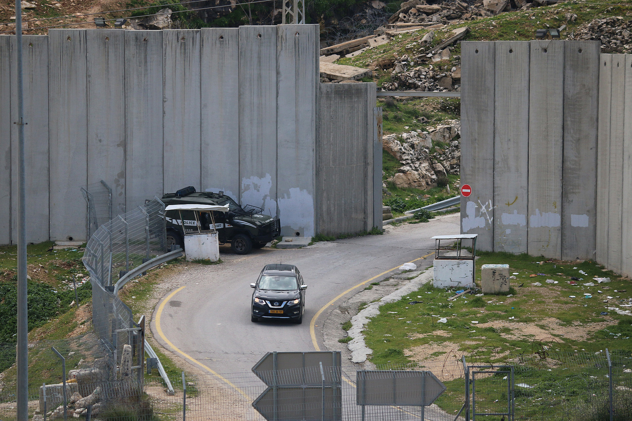 Israeli separation wall, Al Za'eem, West Bank, March 22, 2020. (Ahmad Al-Bazz/Activestills)