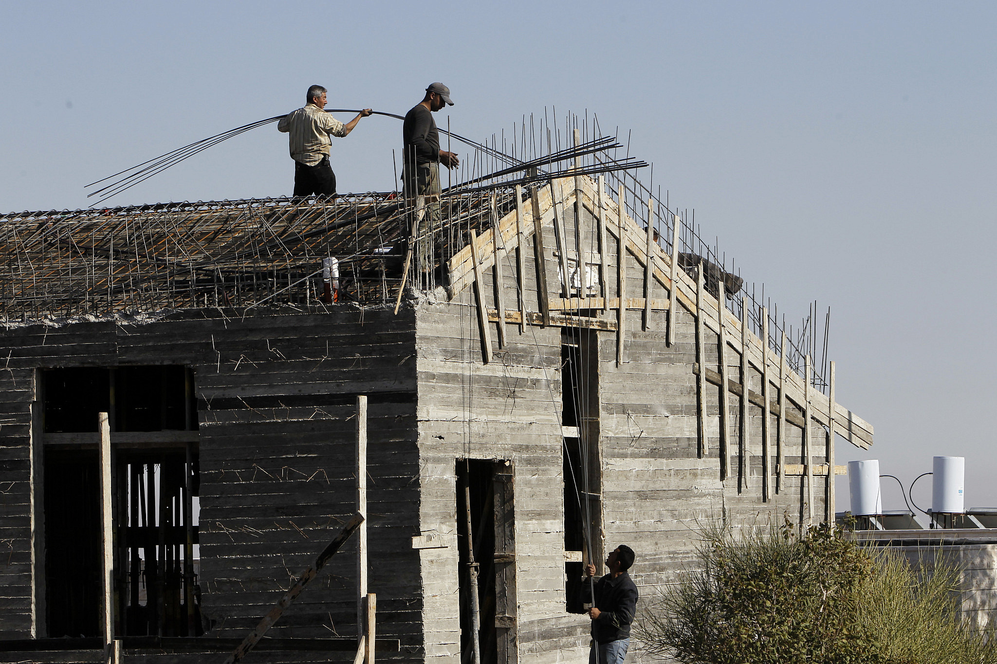 Palestinian workers in the settlement of Kfar Eldad, in the occupied West Bank, January 20, 2014. (Miriam Alster/FLASH90)