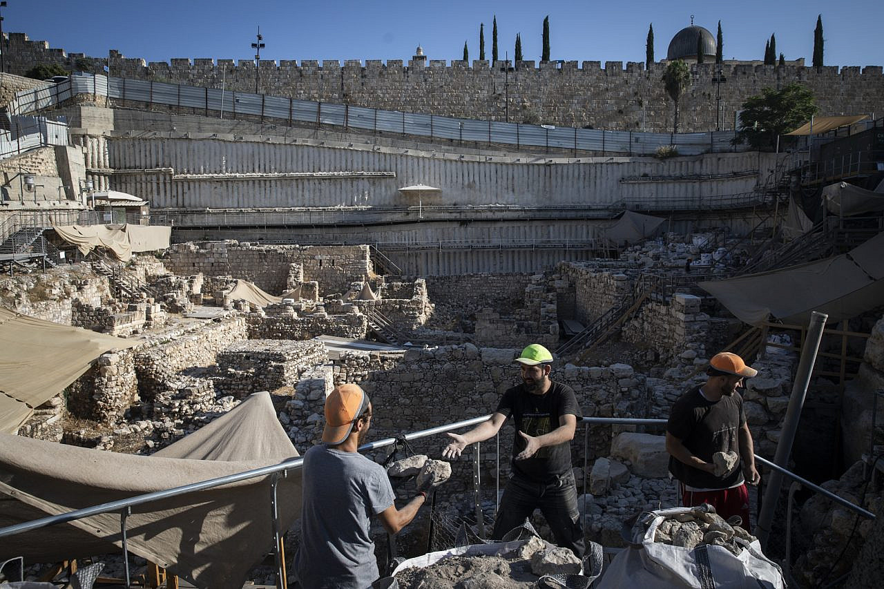 Workers at the Givati Parking Lot excavation grounds next to the City of David National Park and the Palestinian village of Silwan, across the street from the Old City walls, Jerusalem, July 28, 2019. (Hadas Parush/Flash90)
