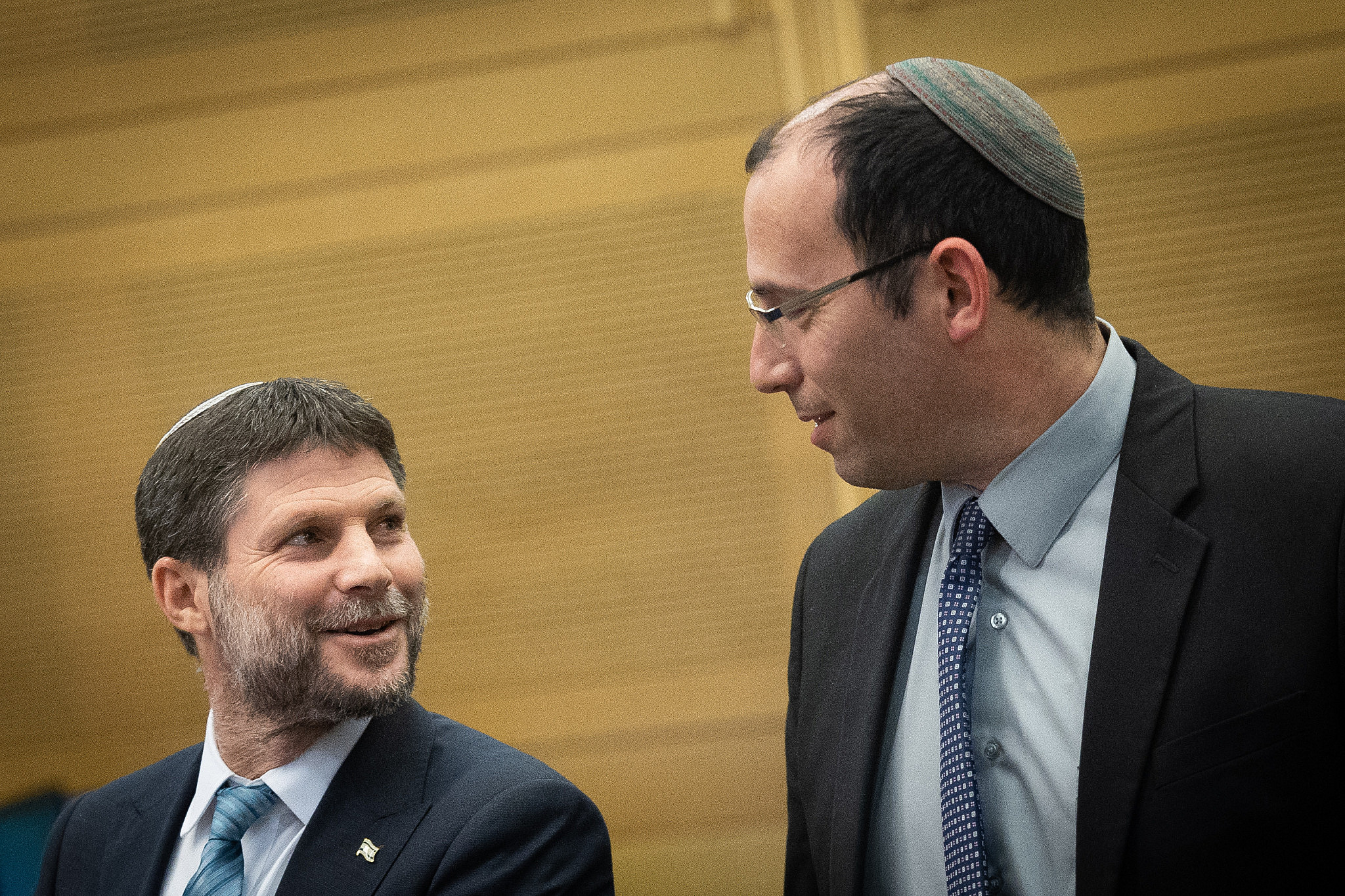MK Simcha Rothman and Finance Minister Bezalel Smotrich hold a joint press conference on the judicial overhaul at the Knesset, Jerusalem, March 21, 2023. (Yonatan Sindel/Flash90)