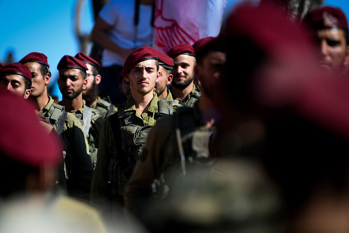 Israeli soldiers from the Paratroopers Brigade are sworn into the army, Ammunition Hill, Jerusalem, November 11, 2021. (Arie Leib Abrams/Flash90)