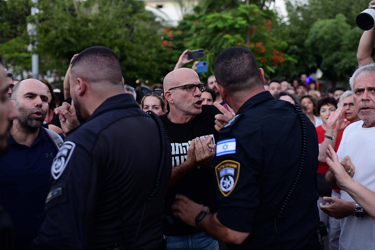 Protesters argue with worshippers and police over gender-segregated prayer on the eve of Yom Kippur in Dizengoff Square, Tel Aviv, September 24, 2023. (Tomer Neuberg/Flash 90)