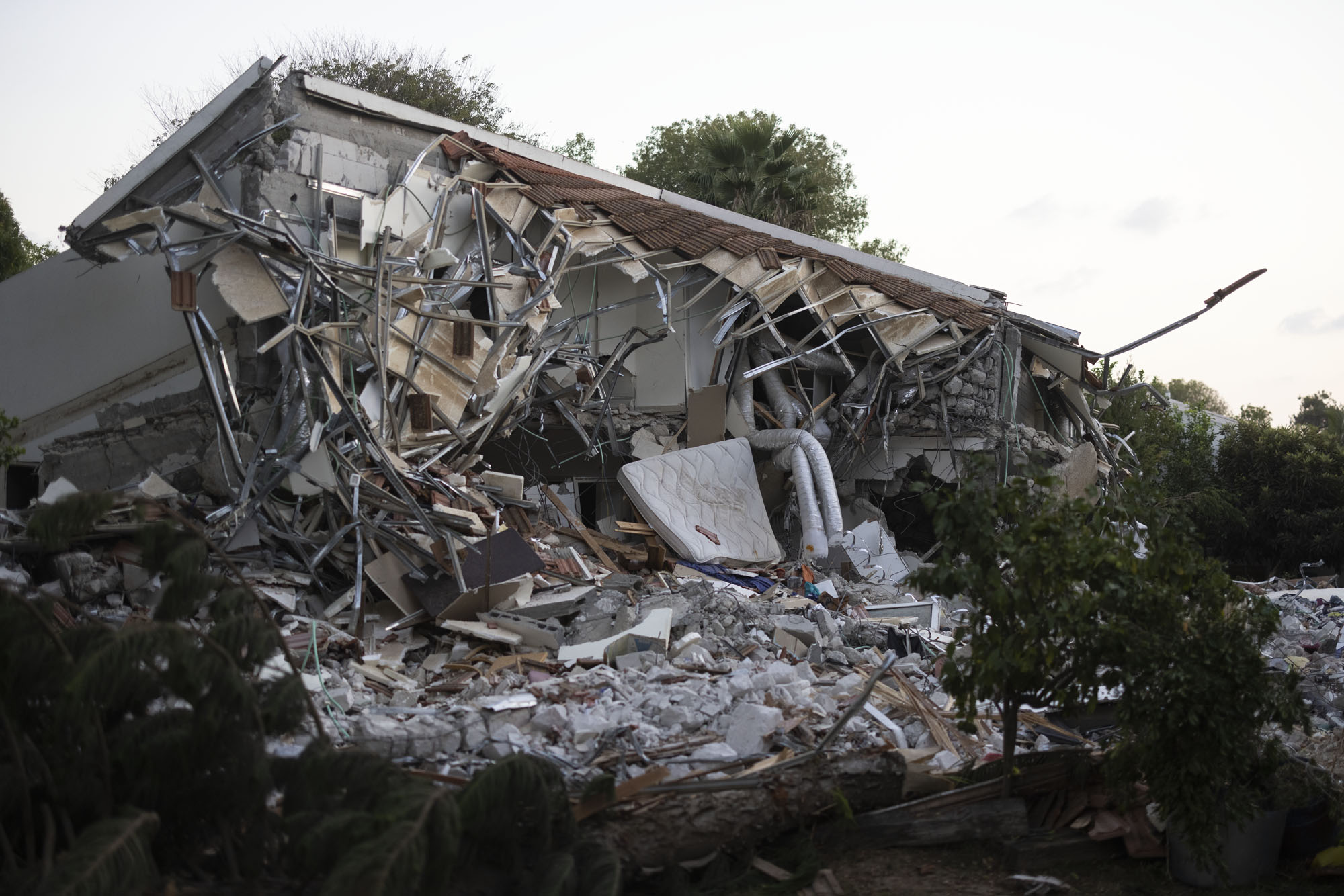 The ruins of a home in Kibbutz Be'eri after an attack by Hamas militants, October 12, 2023. (Oren Ziv)