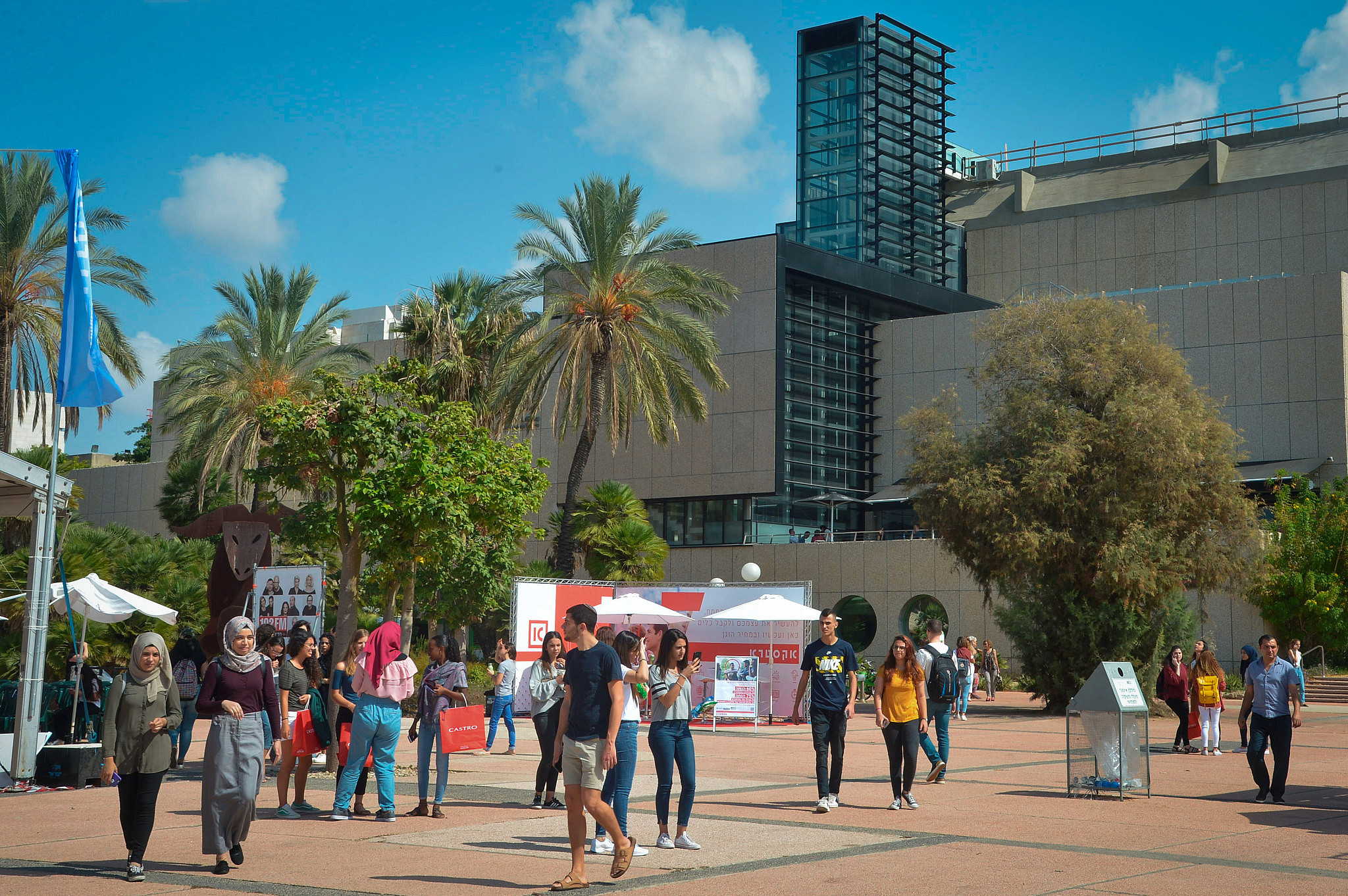 Students seen at Tel Aviv University on the first day of the new academic year, October 14, 2018. (Flash90)