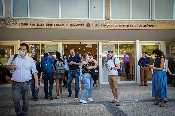 Students outside the Faculty of Humanities at Tel Aviv University on the first day of the new academic year, October 10, 2021. (Flash90)