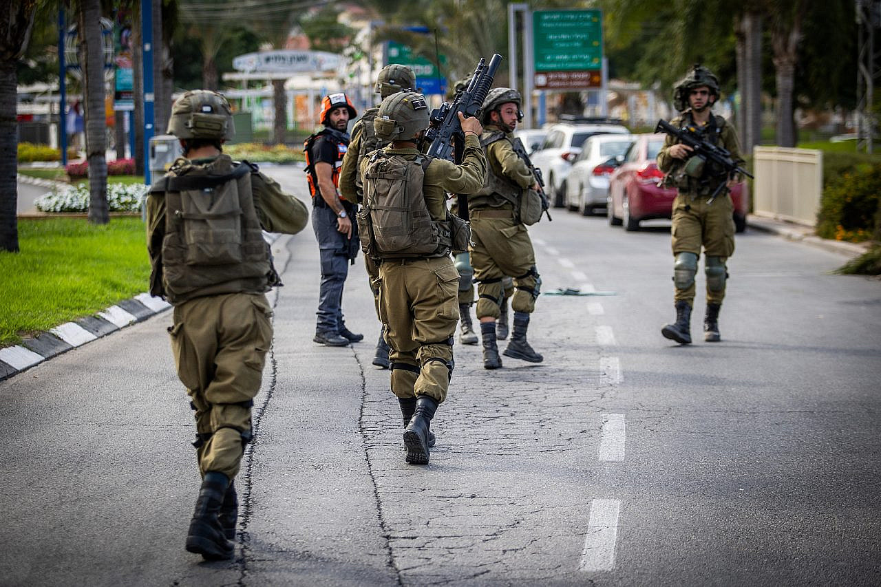 Israeli security forces patrol in the southern Israeli city of Sderot after Hamas units infiltrated from Gaza, October 7, 2023. (Oren Ben Hakoon/Flash90)
