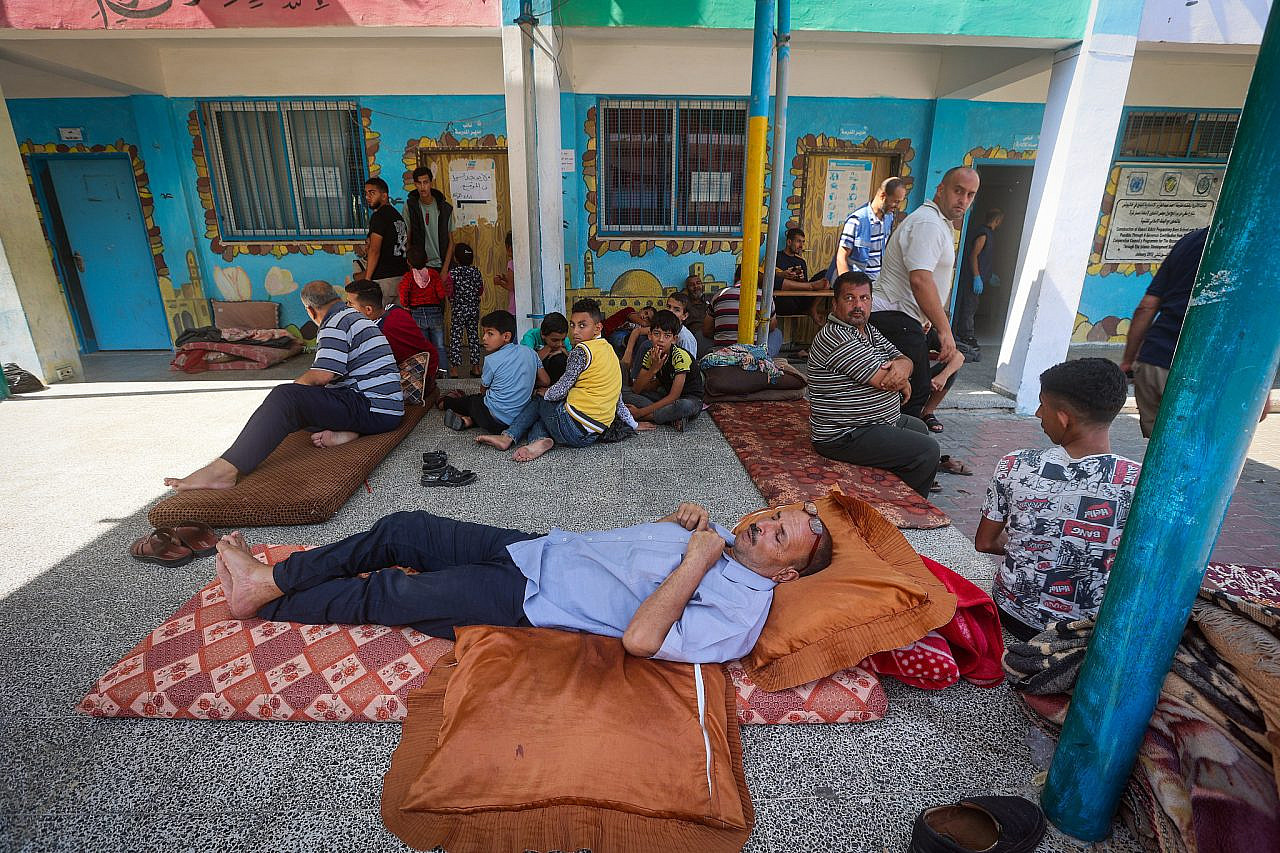 Palestinians shelter at an UNRWA school in Khan Younis, southern Gaza Strip, October 14, 2023. (Atia Mohammed/Flash90)