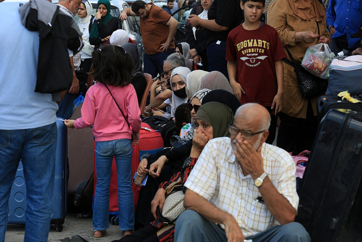 Palestinians who fled their homes wait at the Rafah border crossing to Egypt in the southern Gaza Strip, October 14, 2023. (Abed Rahim Khatib/Flash90)