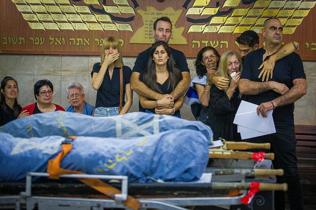 Family and friends attend the funeral of Hodia and Tair David who were murdered at the Nova music festival by Hamas militants, Beit Dagan Cemetery, October 14, 2023. (Flash90)