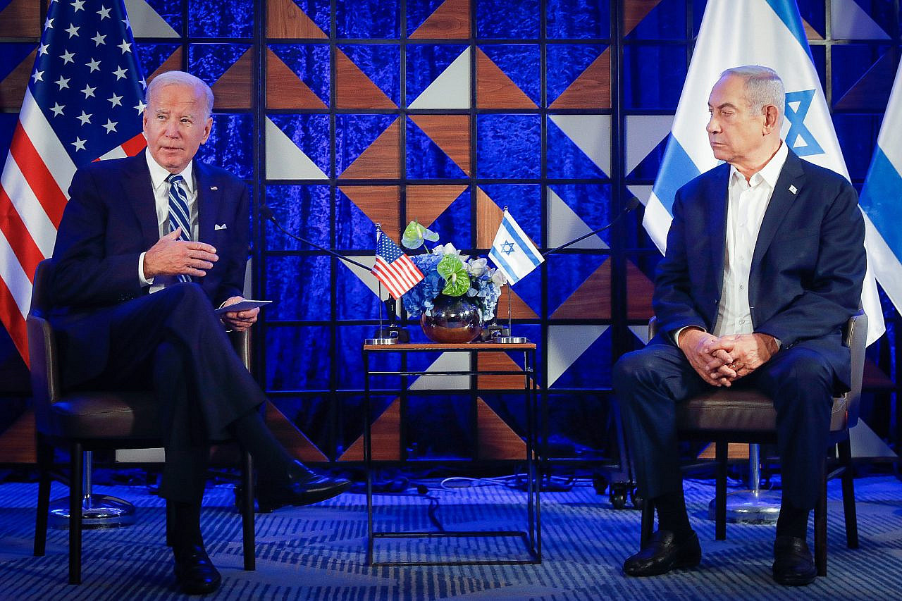 Israeli Prime Minister Benjamin Netanyahu meets with U.S. President Joe Biden in Tel Aviv, October 18, 2023. (Miriam Alster/Flash90)