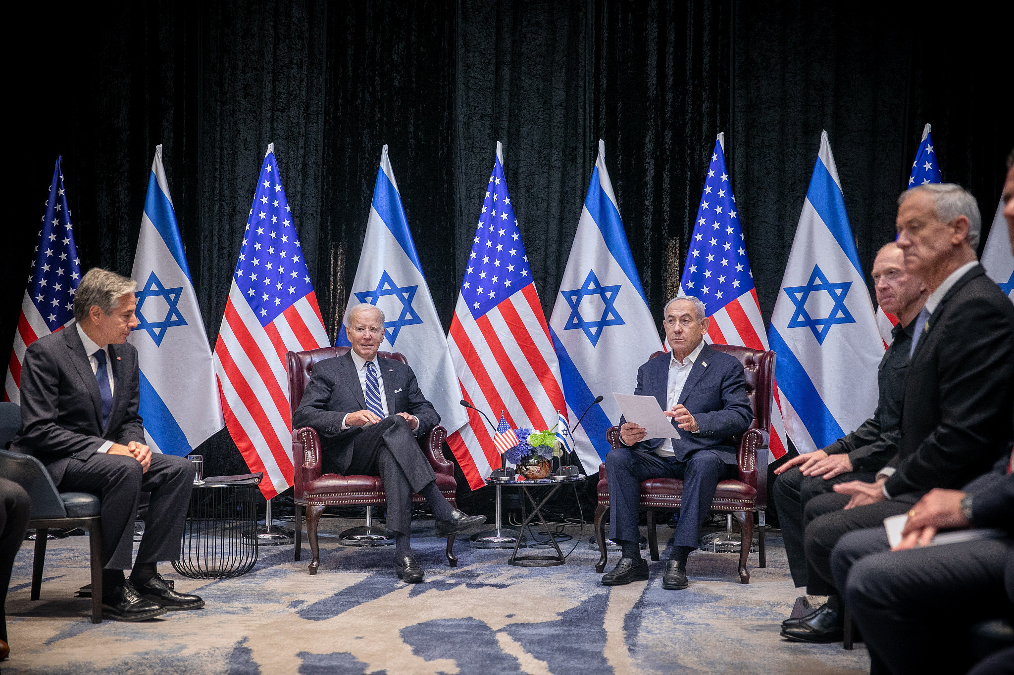 Israeli Prime Minister Benjamin Netanyahu meets with United States President Joe Biden in Tel Aviv, October 18, 2023. (Miriam Alster/Flash90)