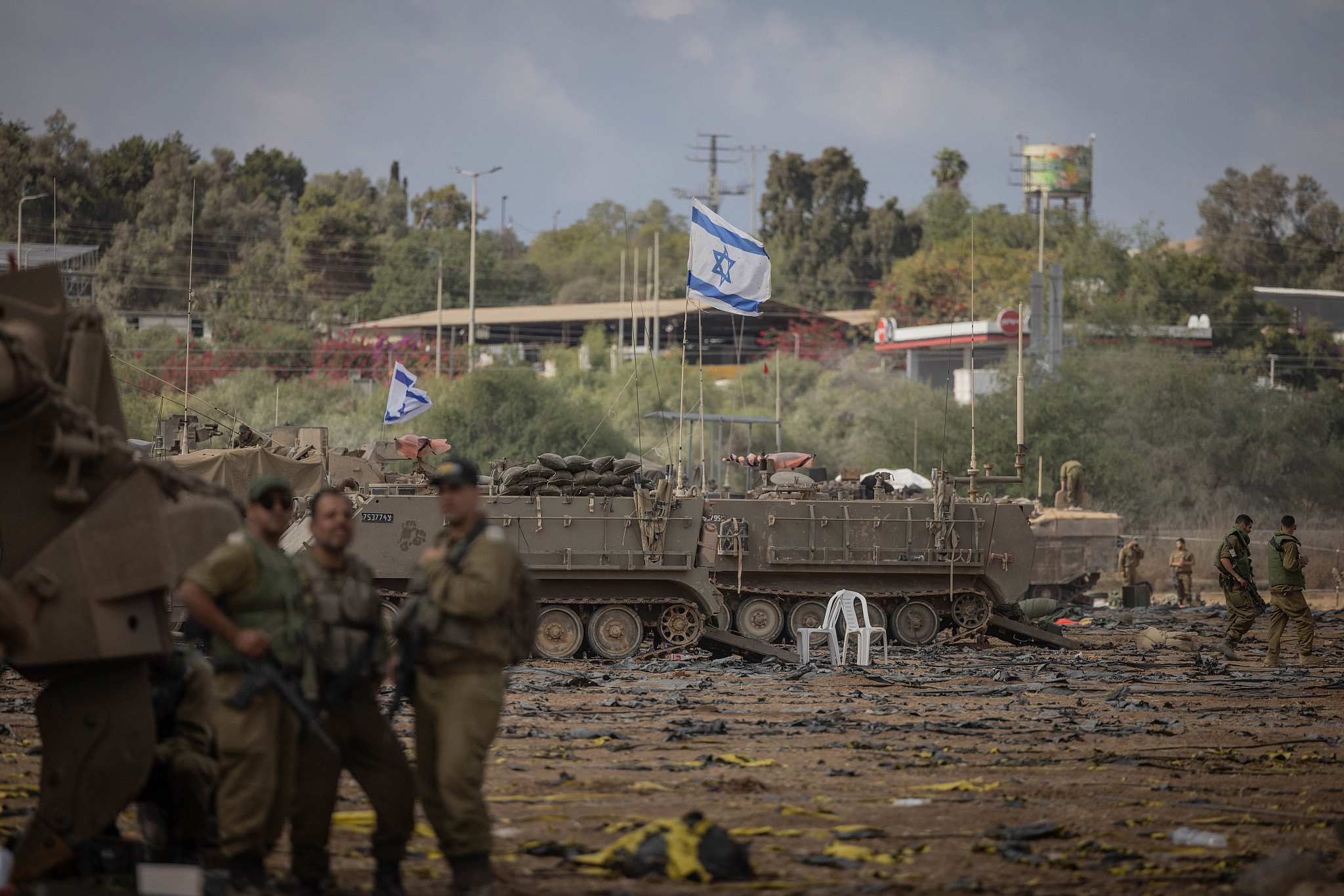 Israeli soldiers at a staging area not far from the Israeli-Gaza fence, October 19, 2023. (Chaim Goldberg/Flash90)