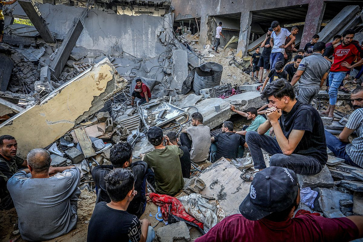 Des Palestiniens recherchent des survivants dans une maison appartenant à la famille Al-Zahar, après une frappe aérienne israélienne dans la ville de Rafah, dans le sud de la bande de Gaza, le 31 octobre 2023. (Abed Rahim Khatib/Flash90)