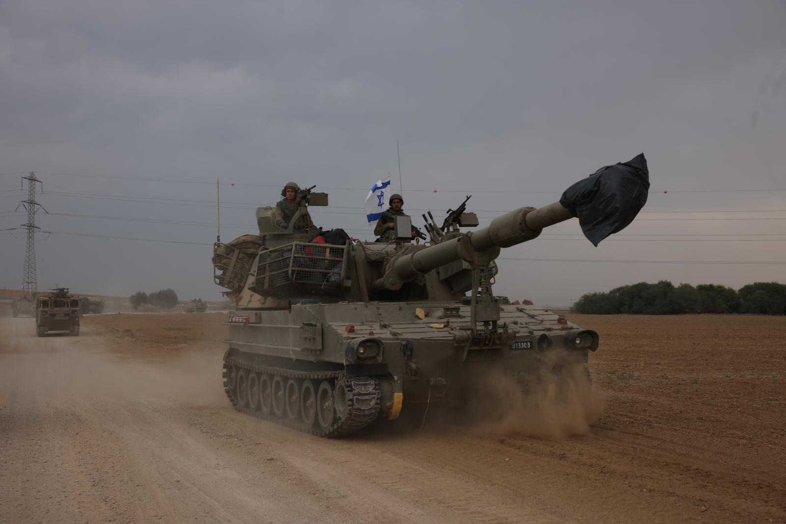 An Israeli tank near the Gaza border, October 9, 2023. (Oren Ziv)
